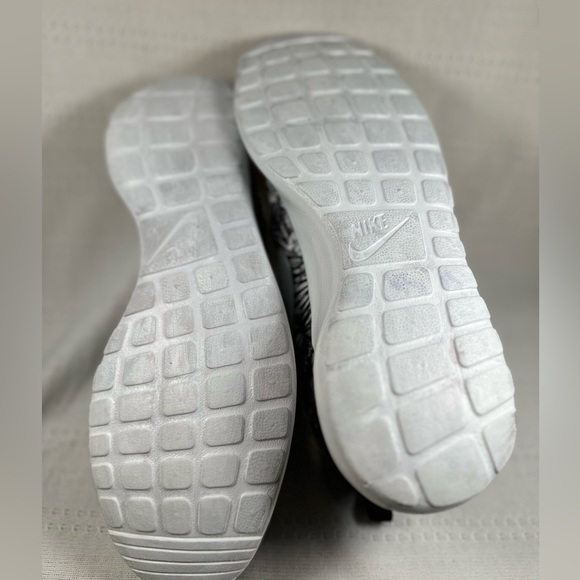 Nike Roshe One Print Floral Black White Sneakers - Picture 9 of 9